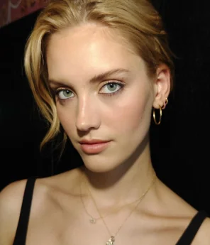 Лола Корфіксен